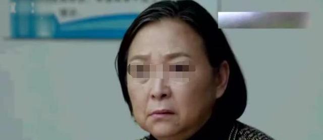 月子裡妻子十包衛生巾都不夠用，丈夫起疑查看監控，親手抓走母親