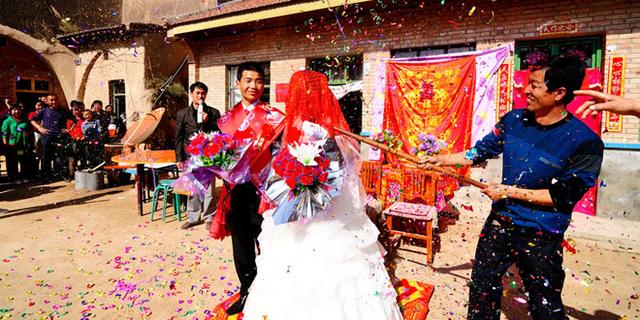 兒子愛上傻媳婦，她過門後我食不下咽，幾年後我卻對她感恩戴德