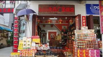 丈夫心煩想抽菸，妻子貼心下樓買，店員一句貼心之言，她含淚離婚