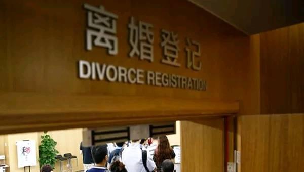 丈夫心煩想抽菸，妻子貼心下樓買，店員一句貼心之言，她含淚離婚