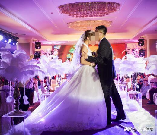 婚禮當天婆婆給大紅包，不小心掉地上，俺撿起來愣神了
