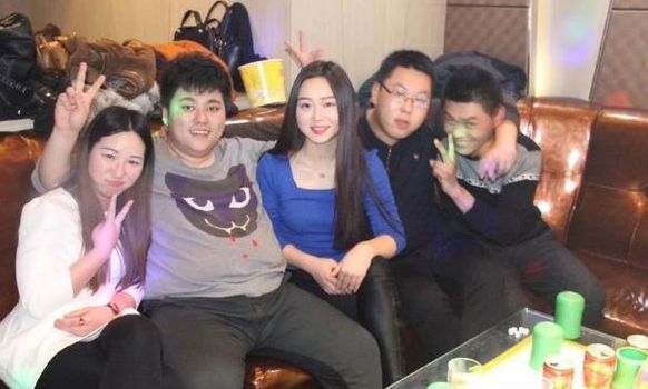 同學聚會，200斤老婆被全班人恥笑，等她脫掉外套後，同學蒙了，所有人改變態度