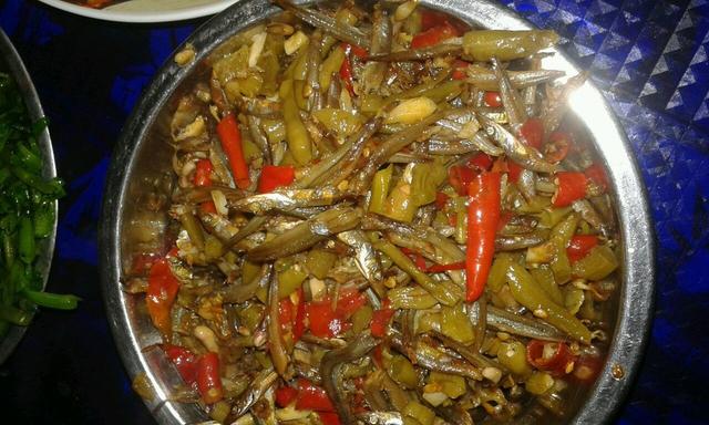 侄子滿月送兩千祝賀，哥回禮一袋吃剩魚乾，到家拿來吃我熱淚盈眶