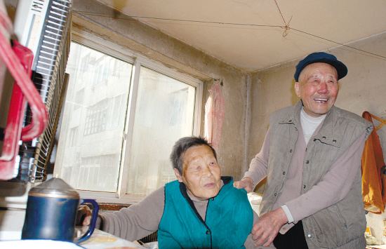 我兩個兒子都上了重點大學，買了大房子，可是我跟老伴還是住進了養老院