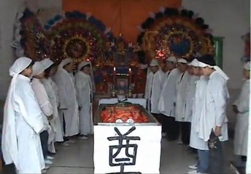 老婆為救我媽被車撞死，葬禮上3歲女兒的話，我打了110抓我媽