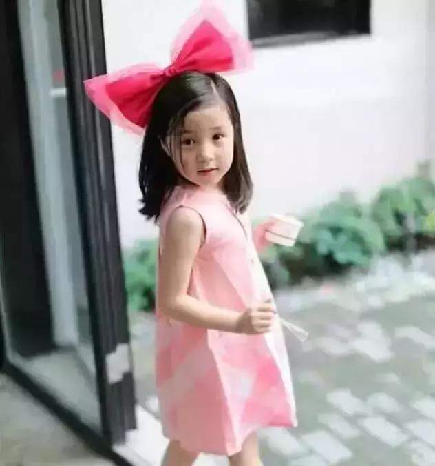 四歲女孩鬧肚子，爸爸帶她去醫院檢查，醫生偷偷瞞著爸爸報了警