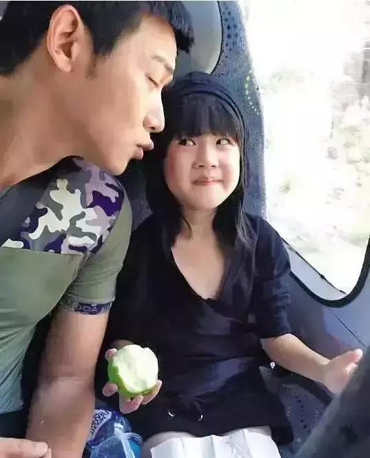 四歲女孩鬧肚子，爸爸帶她去醫院檢查，醫生偷偷瞞著爸爸報了警