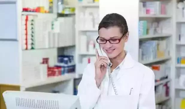 四歲女孩鬧肚子，爸爸帶她去醫院檢查，醫生偷偷瞞著爸爸報了警