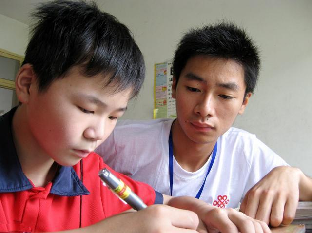 借了大哥兩萬塊，一年後大哥生日去還錢，剛到家門口弟弟就紅了眼