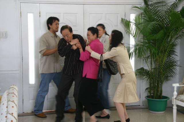 嫂子坐月子第9天，娘家人上門把鍋砸了，全家人都不敢說話