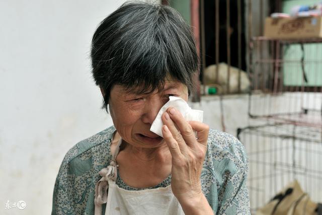 守寡的滋味好難受，我40歲還年輕，岳母不許我娶老婆！