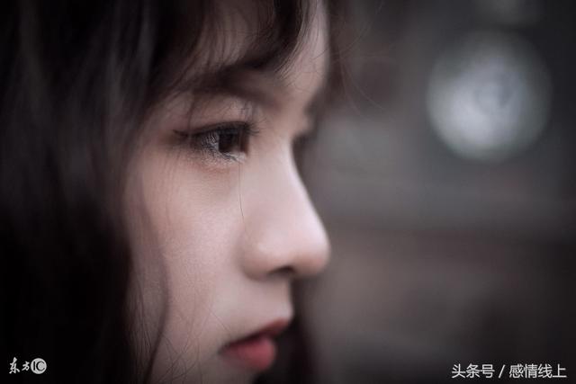 開開心心接女兒放學回家，路上突然看見開車的老公，我愣住了
