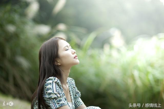 開開心心接女兒放學回家，路上突然看見開車的老公，我愣住了