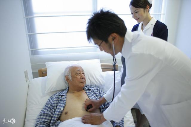 岳父生病住院 小舅子不管不顧 岳父出院做一事 他砸了我家的門