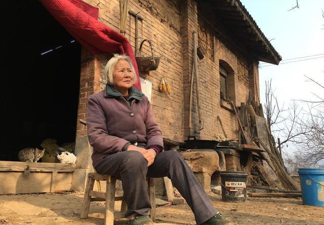 公公去世，婆婆把百萬家產給大嫂，只給我破大衣，扯開後我哽咽了