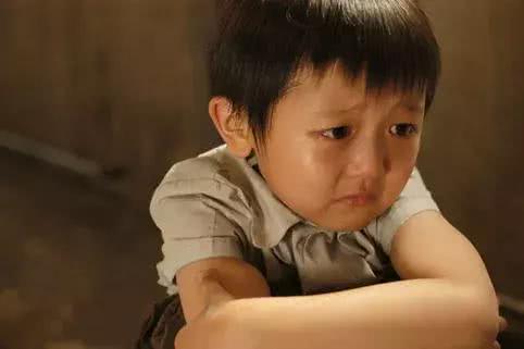 「再哭，就去門外哭 」，這句話對孩子的傷害有多大？教你兩個方法，正確的和孩子溝通