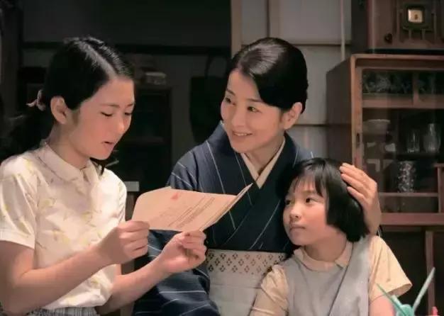 「再哭，就去門外哭 」，這句話對孩子的傷害有多大？教你兩個方法，正確的和孩子溝通