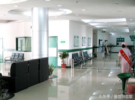 岳母生病，我拿兩萬塊錢送到醫院，小舅子一席話讓我想打他