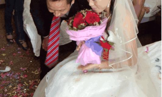 新婚晚發現老婆肚子上有妊娠紋，聽完她的解釋，我高興不已！