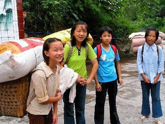 母親連生6個女兒，一家人都抬不起頭，數年後家裡開進6輛豪車