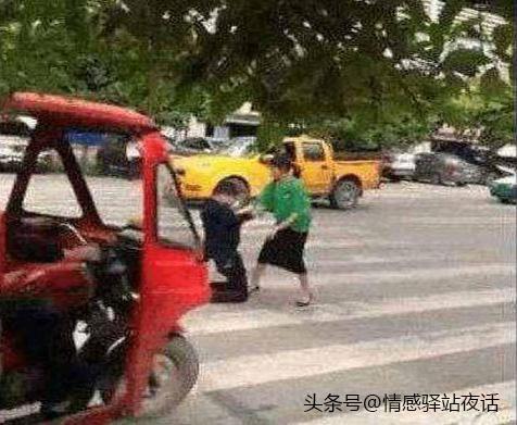 什麼深仇大恨，妻子讓丈夫跪在街上，十多分鐘後，妻子發傻