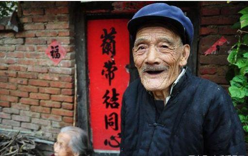 爺爺獨自把我養大，結婚當天我打開爺爺的陪嫁，我哭著取消了婚禮
