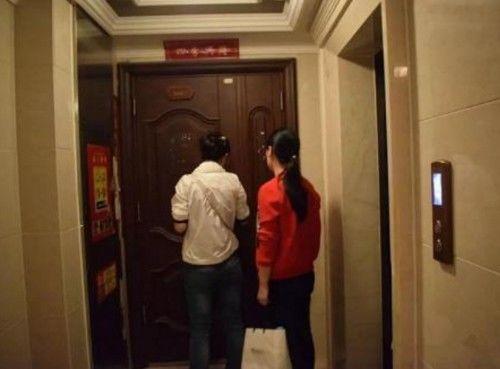 妻子回國待產，婆婆機場迎接，跟婆婆回家推門一瞧，妻子攤在地