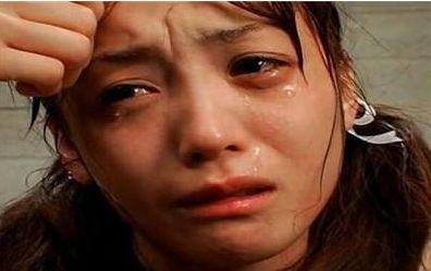 妻子回國待產，婆婆機場迎接，跟婆婆回家推門一瞧，妻子攤在地