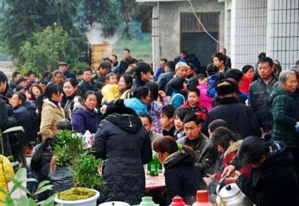 妯娌二胎生了兒子，滿月酒擺了12桌，婆婆卻當著所有人的面大哭