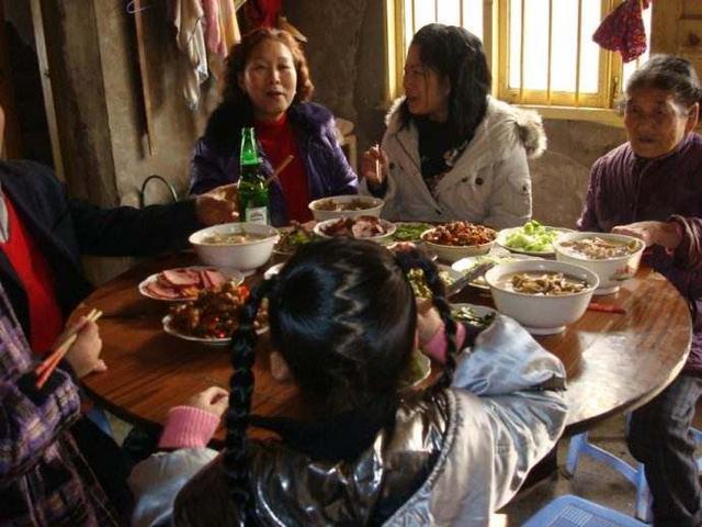 妯娌二胎生了兒子，滿月酒擺了12桌，婆婆卻當著所有人的面大哭