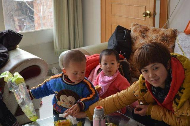 妯娌二胎生了兒子，滿月酒擺了12桌，婆婆卻當著所有人的面大哭