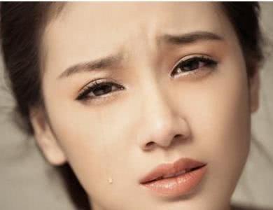 新婚不久母親強勢趕走兒媳，兒子回家對母親大喊要麼你走要麼我走