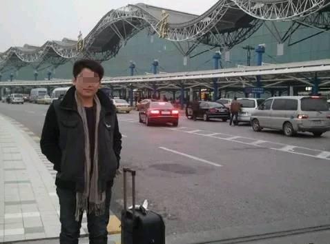 出差回來，俺看見妻子給母親洗腳，瞥眼床頭，俺直接給妻子倆巴掌