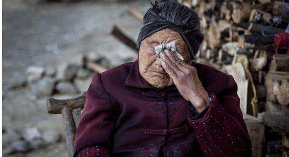 我生日，遠嫁女兒給我轉帳兩萬，給她打電話忘記掛斷，我淚流滿面