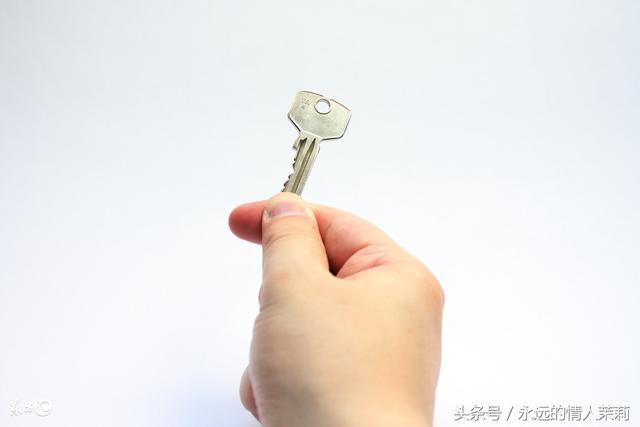 小叔子新婚我隨禮五千塊，他笑著收下，半年後還我把門鑰匙！