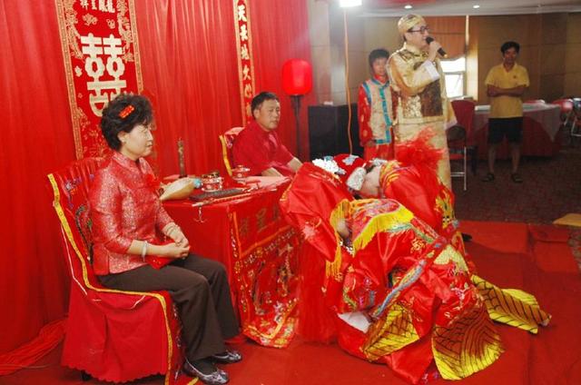 嫁給有錢丈夫，離婚時連結婚買的衣服也不讓帶！慶幸自己沒生孩子