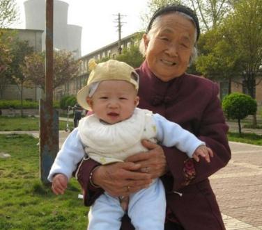 「兒媳婦，你不上班就帶一個孩子，天天喊累」「婆婆，那你來」