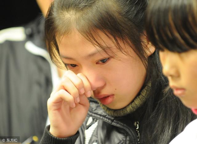 妹妹結婚繼母陪嫁10萬，我結婚繼母給個紅布包，打開後我淚流滿