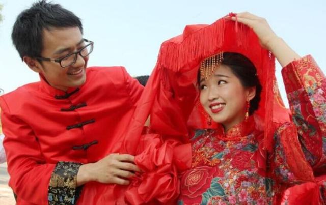 妻子娘家陪嫁二十萬，婆婆新婚夜沒收，看到房產證名字，妻子愣了
