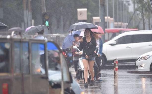 結婚娘給我陪嫁房子，新婚夜我冒雨回娘家，隔天老公哭著求我回去