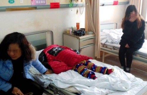 兒子去世前一次次讓爸爸檢查作業，死後爸在靈堂燒作業，精神錯亂