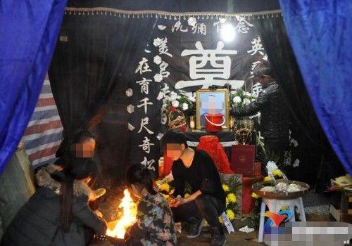 兒子去世前一次次讓爸爸檢查作業，死後爸在靈堂燒作業，精神錯亂