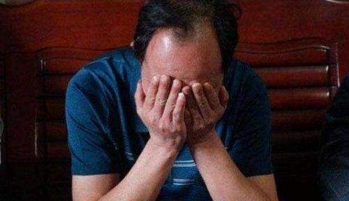 兒子去世前一次次讓爸爸檢查作業，死後爸在靈堂燒作業，精神錯亂