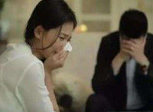 兒子去世前一次次讓爸爸檢查作業，死後爸在靈堂燒作業，精神錯亂