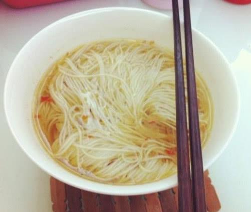 我生女妯娌生兒，婆婆給她燉雞，給我碗白面，吃完看見碗底我樂了