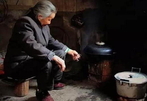 我生女妯娌生兒，婆婆給她燉雞，給我碗白面，吃完看見碗底我樂了
