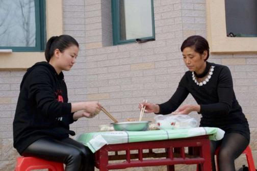 「姑子，回娘家帶一筐臭雞蛋，換走婆婆一萬元」「嫂，我媽樂意」