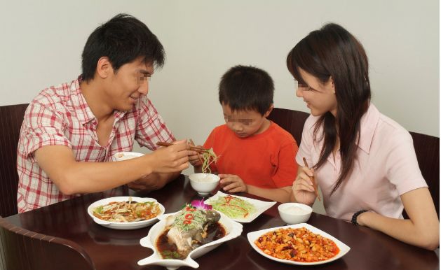 兒子生日前妻來俺家，吃飯時兒子老是踢俺腿，低頭時俺緊緊捂住嘴 