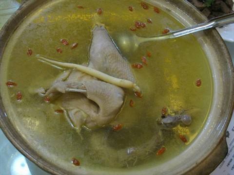 兒媳小產，兒子熬一鍋雞湯，母親嫉妒一口氣喝完，瞥見鍋底，蒙了