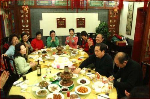 岳母大壽，富女婿給3萬，窮女婿空手來，岳母掀了飯桌打跑富女婿